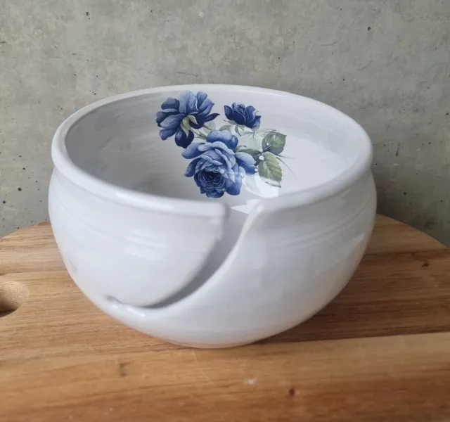 Garnbolle med blå blomst