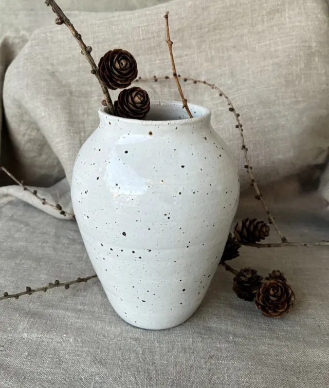 Hvit vase med spetter