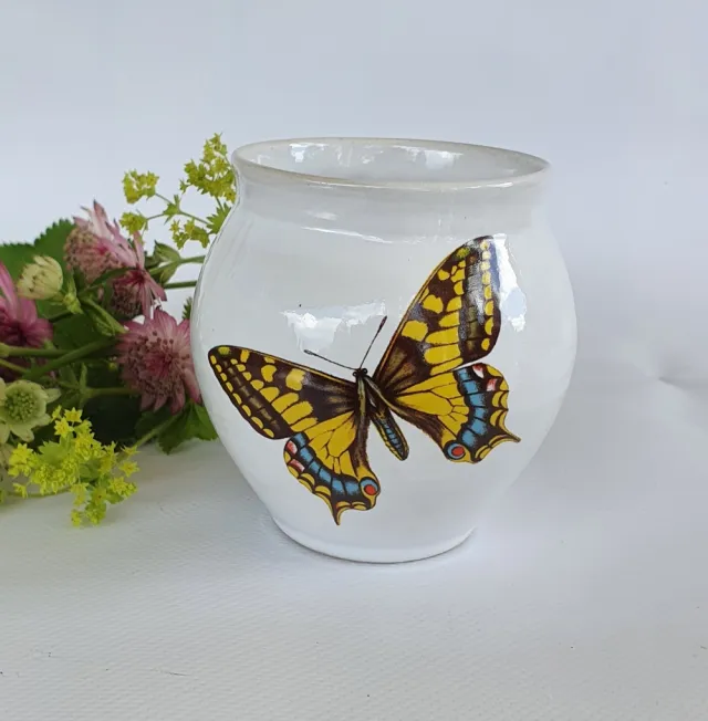 Vase med sommerfugl